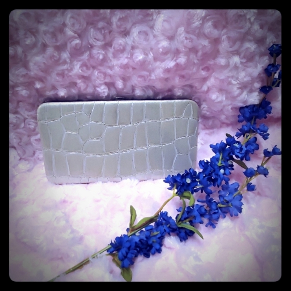 🌹2/$10 White/Cream Color Apt 9 Wallet